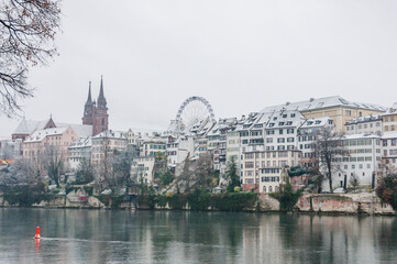 Fototapeta premium Basel, Münster, Kirche, Pfalz, Rhein, Rheinufer, Riesenrad, Grossbasel, Altstadt, Altstadthäuser, Winter, Schnee, Schneefall, Schweiz