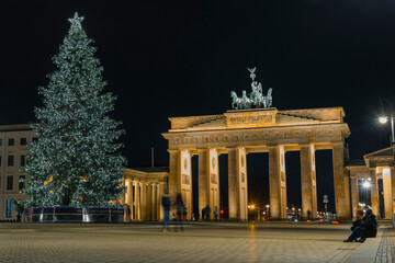 Obraz premium Christmas Tree on brandenburg gate in berlin, christmas tree in front of the brandenburg gate
