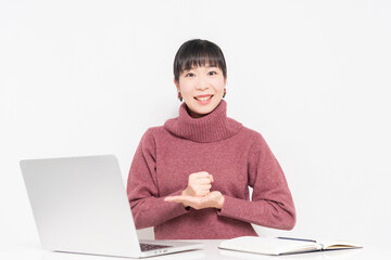 パソコンを使いながら納得する女性