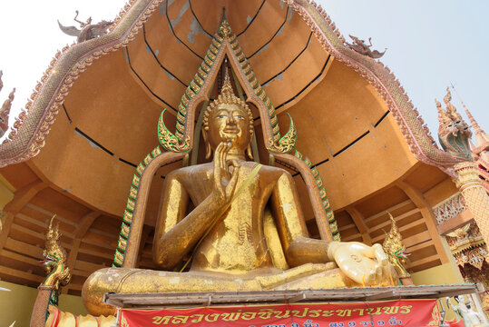 : Temple of the cave of the tiger (Wat Tham Khao Noi).Golden Buddha