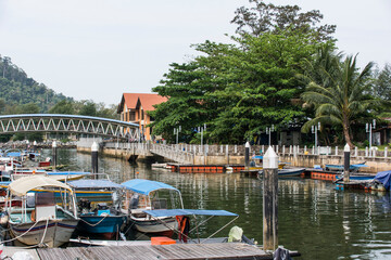 Fototapeta na wymiar Kleiner Hafen von Tekek auf Tioman/Malaysia.