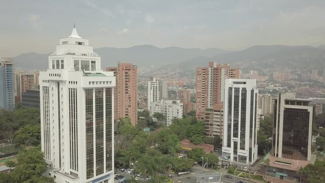 Las calles de una ciudad con &aacute;rboles y edificios