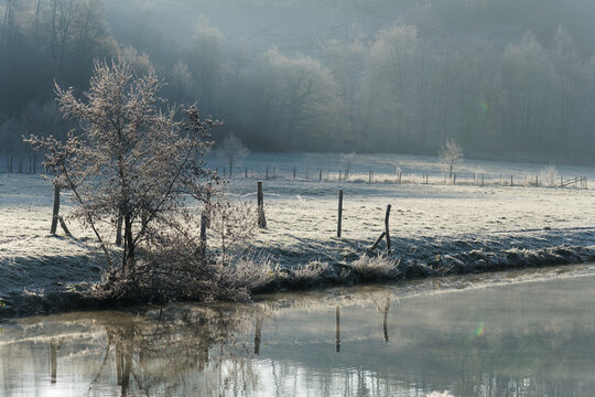 Landschaft am Ufer der Agger bei Engelskirchen im Winter