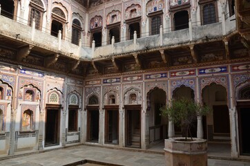 A hidden jewel offside the touristic trails: the city of Bikaner with its wonderfully painted houses