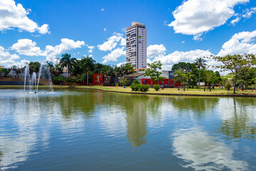 Paisagem do Parque Ipiranga na cidade de Anápolis em Goiás. Um parque com um lago, algumas...