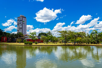 Paisagem do Parque Ipiranga na cidade de Anápolis em Goiás. Um parque com um lago, algumas...