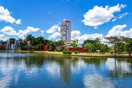 Paisagem do Parque Ipiranga na cidade de An&aacute;polis em Goi&aacute;s. Um parque com um lago, algumas &aacute;rvores e c&eacute;u azul com algumas nuvens.