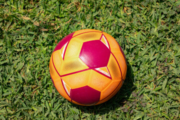 pelota balón balompié futbol naranja césped verde campo diversión deporte gol © AlexanderDavid