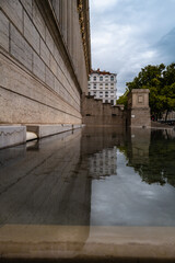 Fototapeta na wymiar reflet sur le plan d'eau - Lyon 