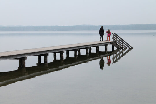 Ein M&auml;del am Stranberger See
