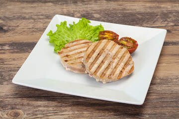 Grilled tuna steak with kumato