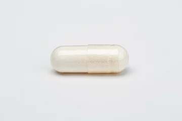 Foto auf Acrylglas Pill filled with white ingredient © Yann Poirier