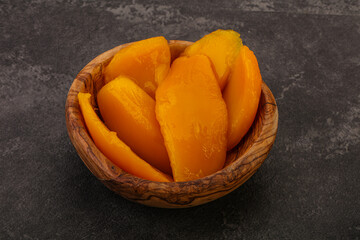 Sweet mango slices in syrop