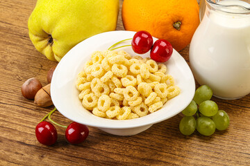 Breakfast with corn rings and milk