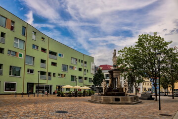 schönebeck, deutschland - historischer marktbrunnen und neubauten