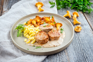 Modern Style traditionelle gebratene Filet Medaillons vom Schwein in Rahmsauce mit Pfipperlingen...