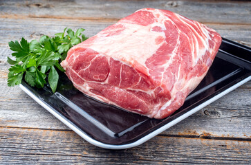 Traditioneller roher Schmorbraten vom Schwein mit Kräuter angeboten als close-up auf einem...