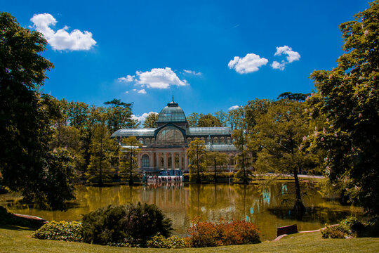 palacio de cristal del parque del retiro en madrid