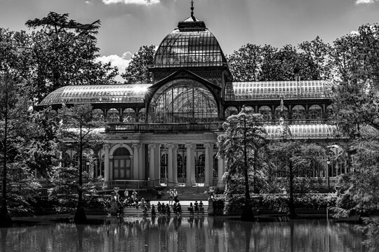 palacio de cristal del parque del retiro en madrid