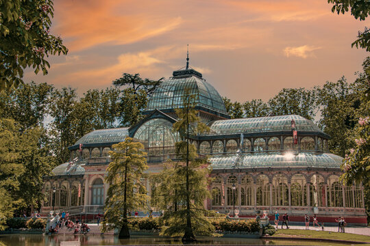 palacio de cristal del parque del retiro en madrid