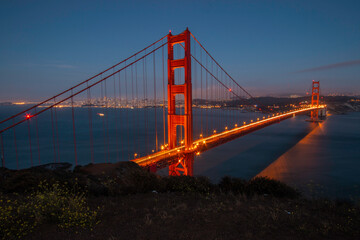 Fototapeta na wymiar Night image of the Golden Gate Bridge spanning across the San Francisco Bay