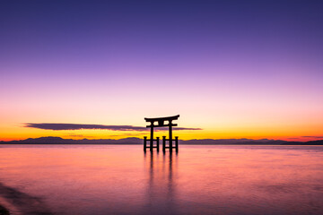 晩秋の琵琶湖　白髭神社　夜明け前