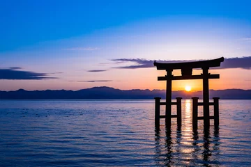 Rolgordijnen 晩秋の琵琶湖　白髭神社　大鳥居から昇る朝日 © oben901