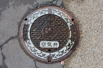 舗装面に設置された、空気弁の鉄蓋