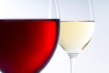 taças de vinho tinto e branco