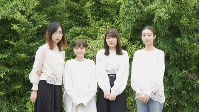 記念撮影におさまる日本人女性4人