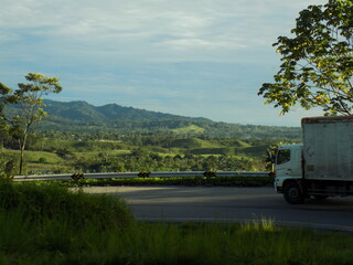 Camión de carga sobre carretera en medio del campo