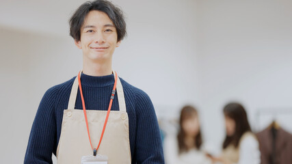 アパレルショップの若い男性店員