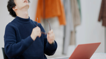 Fototapeta premium ファッションデザインを考える若い男性