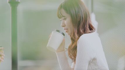 カフェで楽しそうに話す若い女性たち