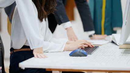 意見交換をする若い男女