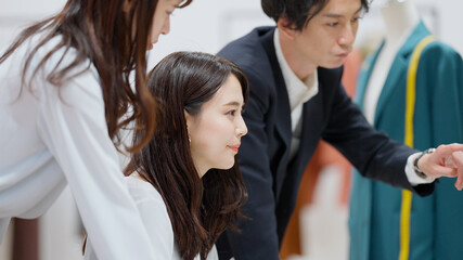 意見交換をする若い男女