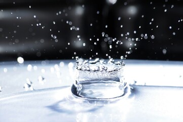 アルミの容器に水を入れて作ったクラウンです