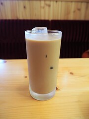 氷入りの冷たいカフェオレ