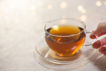 お茶を飲む女性の手元アップ。おうち時間、休憩時間。