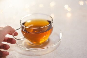 お茶を飲む女性の手元アップ。おうち時間、休憩時間。