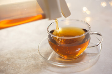 お茶をグラスに入れる。水分補給、おうち時間、休憩時間。