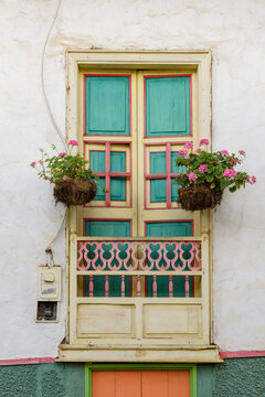 vieja v ventana con dos materas a los lados