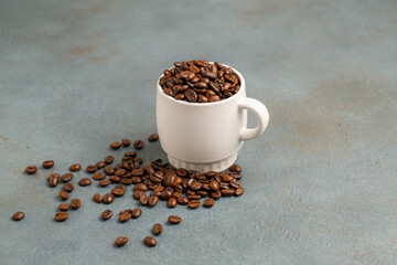 コーヒー豆とマグカップ