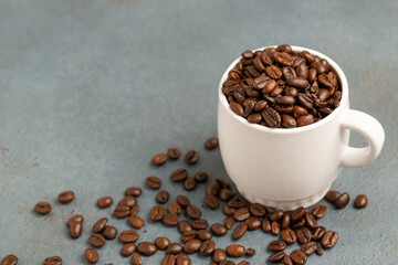 コーヒー豆とマグカップ