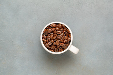 Naklejka premium コーヒー豆とマグカップ