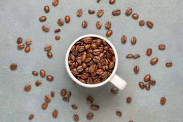 コーヒー豆とマグカップ