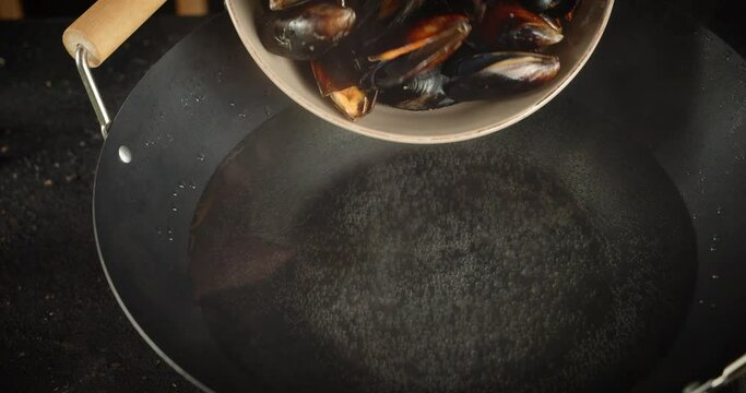 In boiling water put mussels from a plate. 