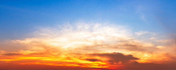 Obraz premium Dramatic orange cloud sky nature panorama background