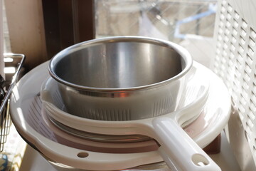 積み重ねた調理器具