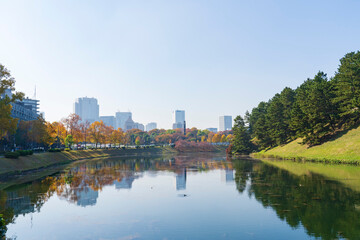 Fototapeta premium 【東京都】都市風景 皇居外苑桜田濠と半蔵門の遠景